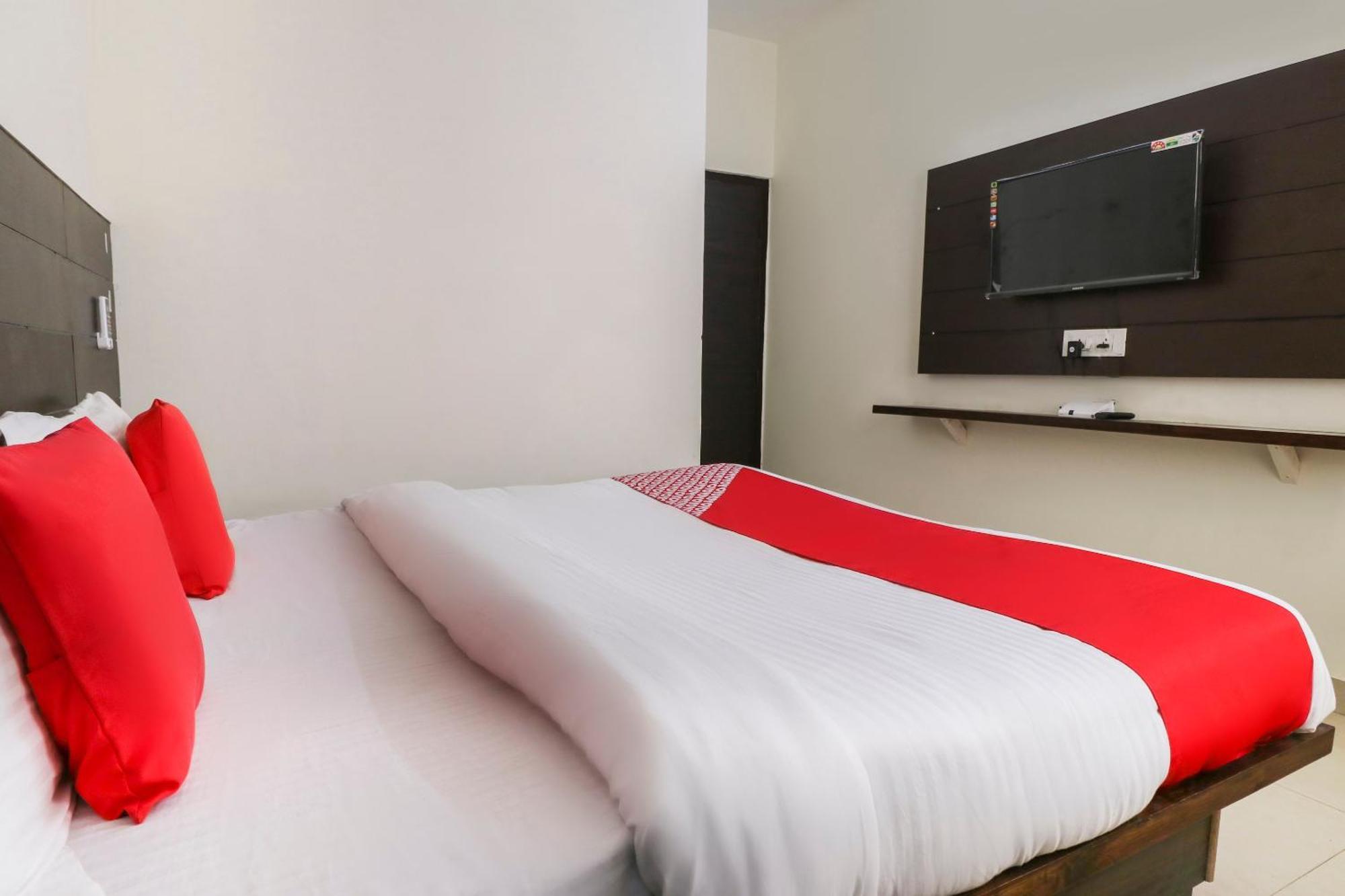 Hotel O Red Ark Landran Buitenkant foto